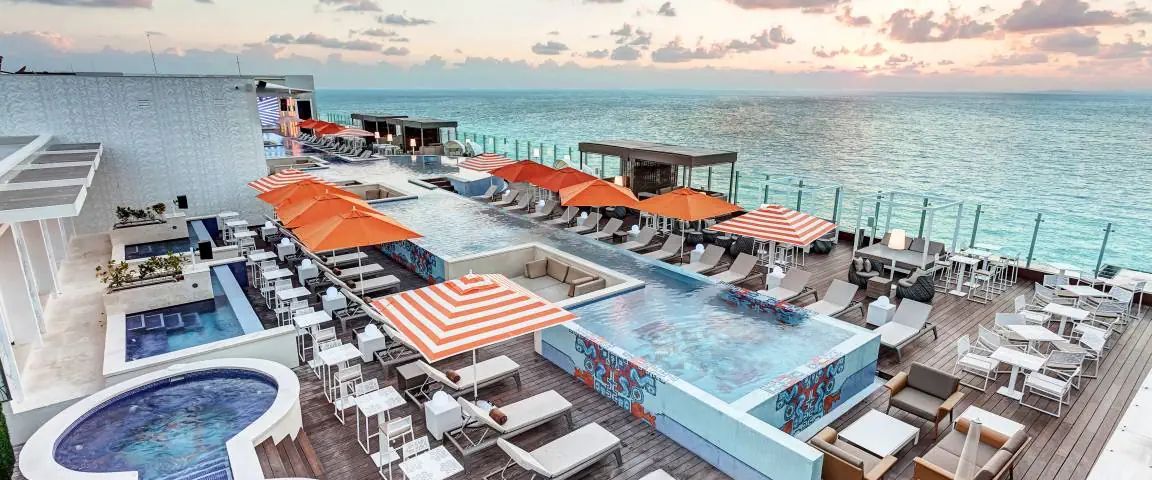 teren hotelu, basen, pool bar