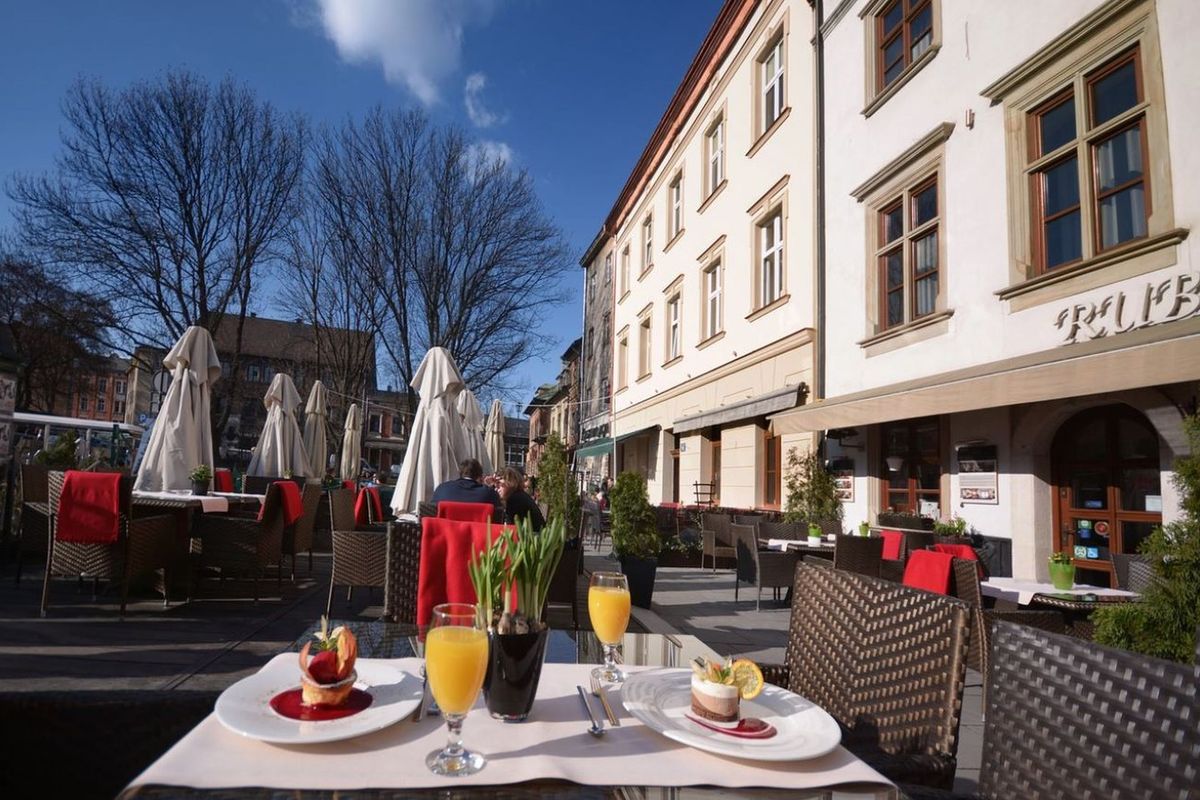 budynek główny, teren hotelu