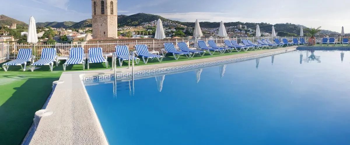 teren hotelu, basen, góry