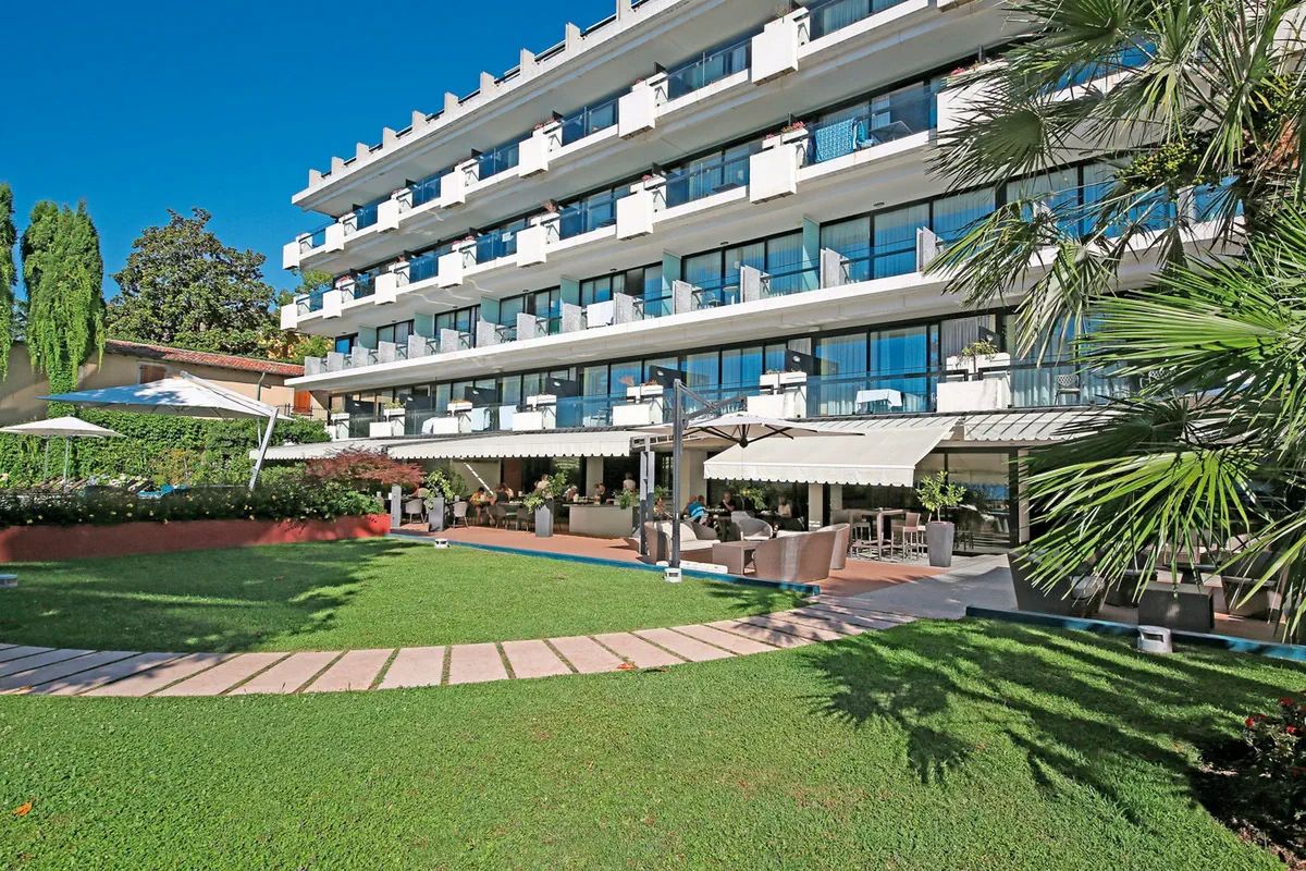 teren hotelu, budynek główny, obiekt