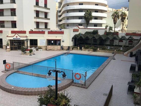 teren hotelu, basen, brodzik