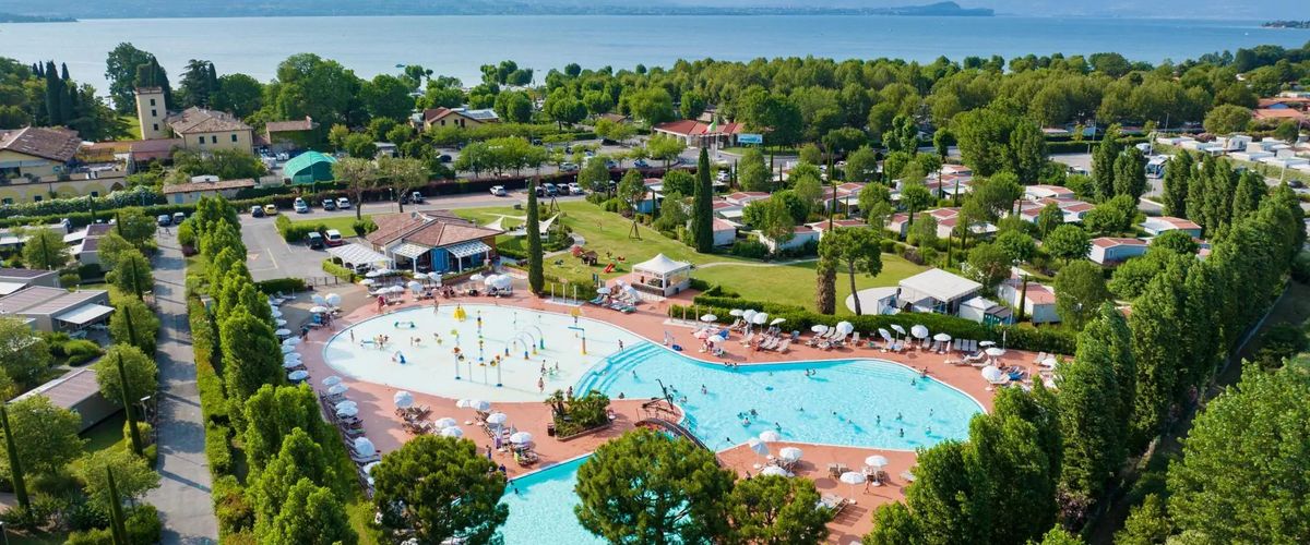 teren hotelu, basen, brodzik