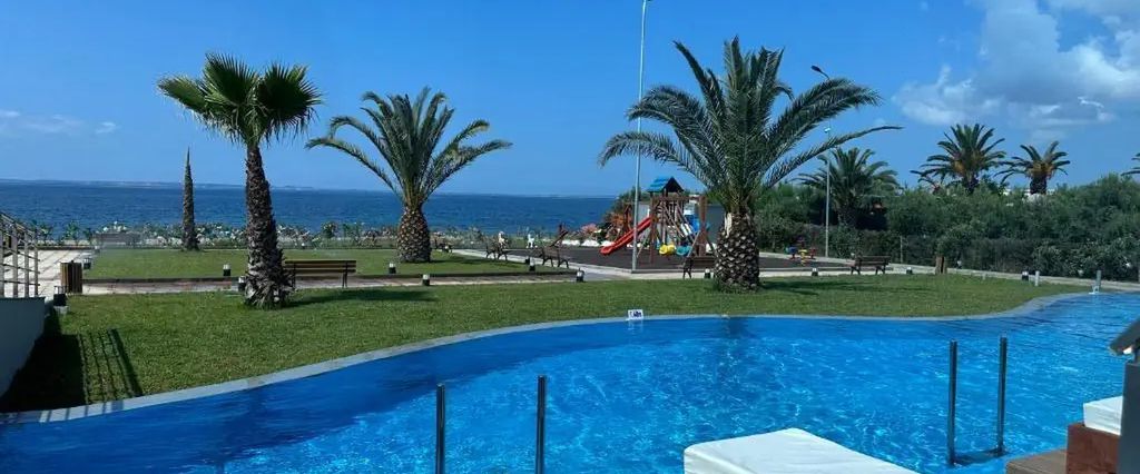 teren hotelu, basen, plac zabaw