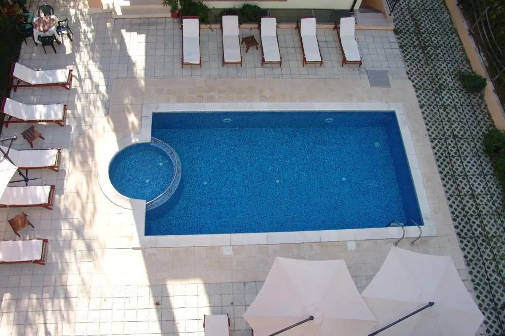teren hotelu, jacuzzi, basen