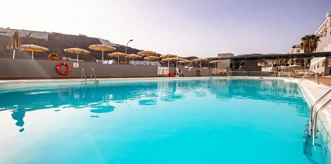 teren hotelu, basen, góry