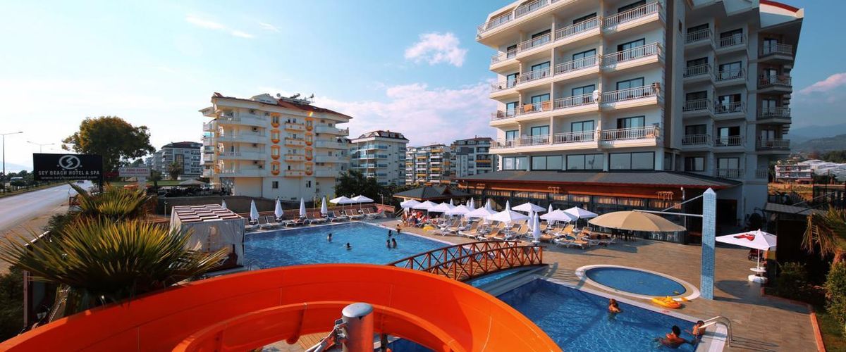 budynek główny, teren hotelu, basen, aquapark, zjeżdżalnia