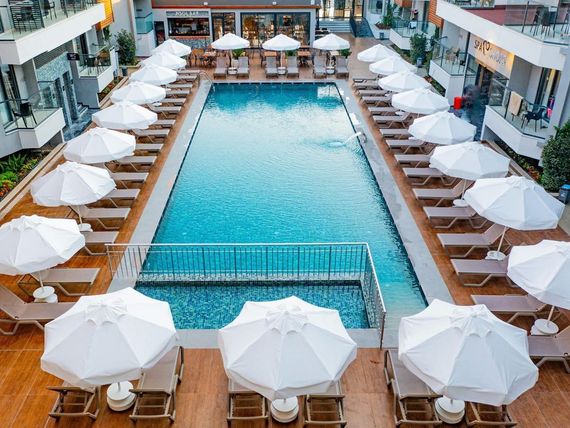 teren hotelu, basen, pool bar
