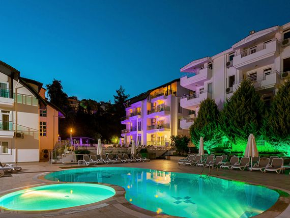 teren hotelu, basen, brodzik