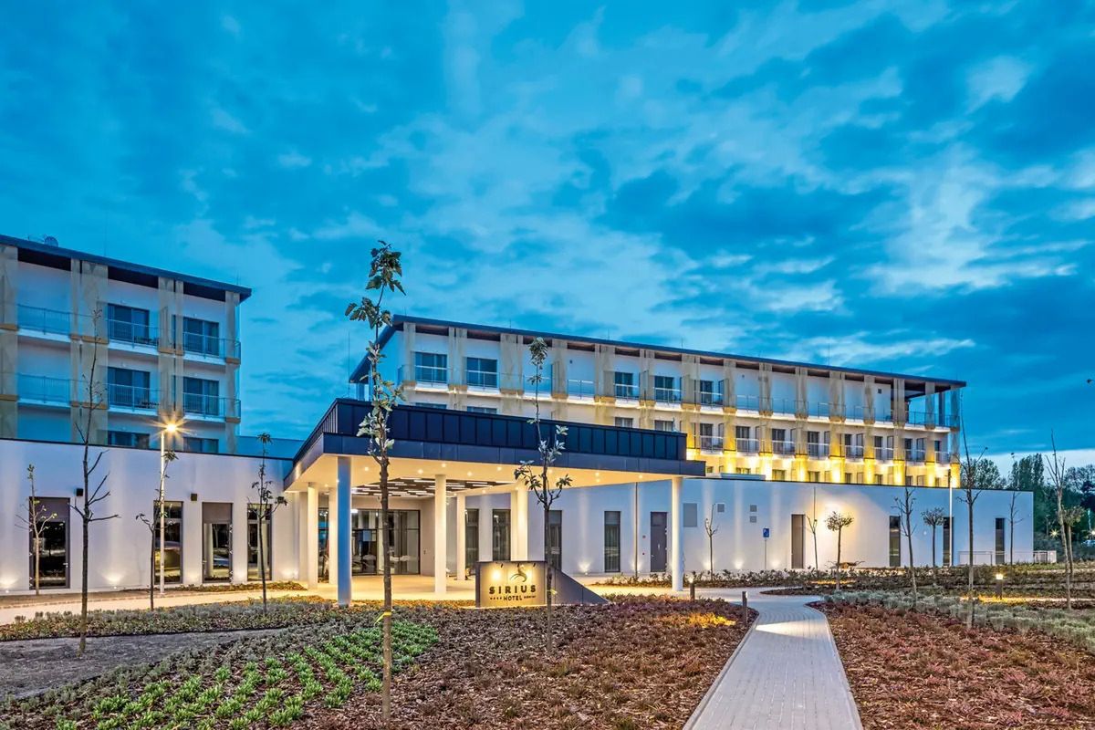 budynek główny, teren hotelu