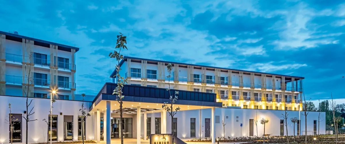 teren hotelu, budynek główny