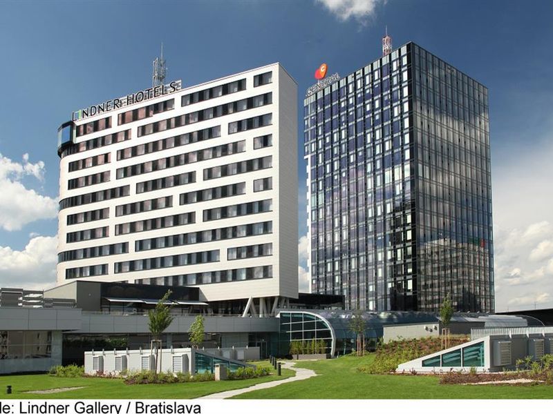 Lindner Gallery Central