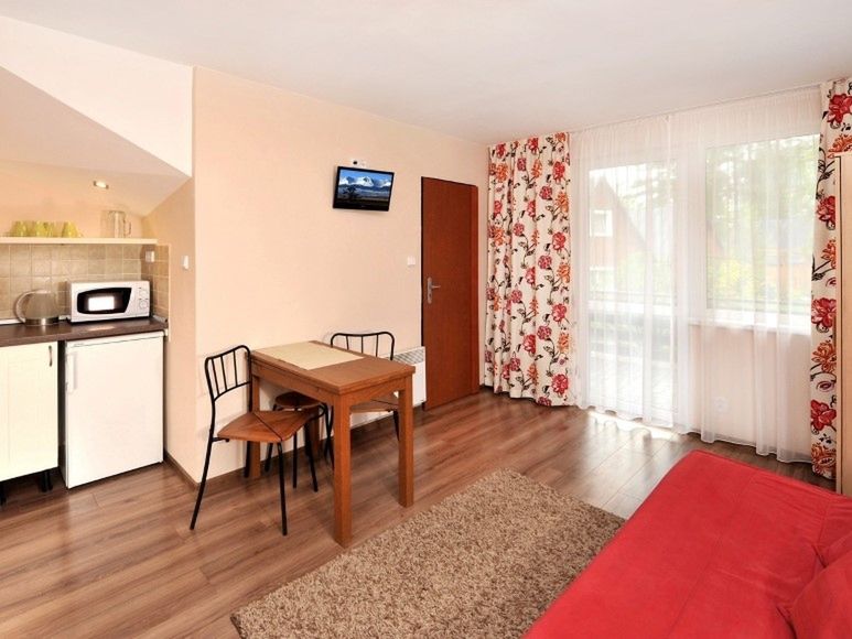 pokój, kuchnia / aneks kuchenny, balkon / taras