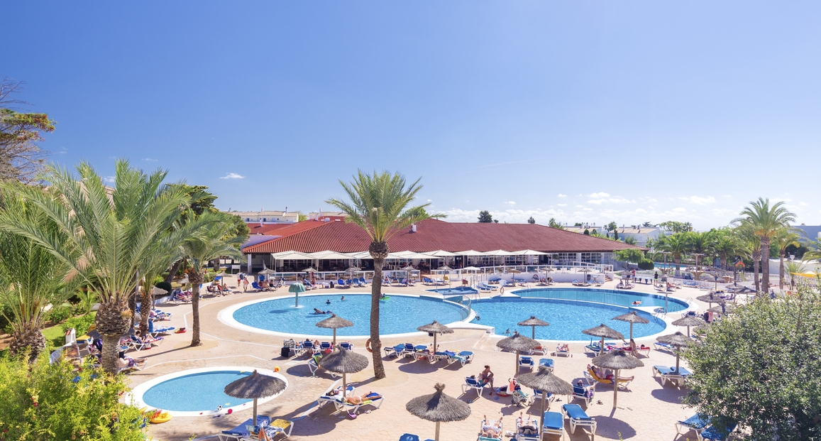 teren hotelu, basen, brodzik