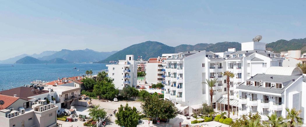 basen, teren hotelu, budynek główny