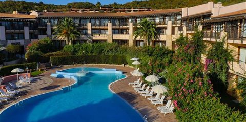 teren hotelu, basen, góry