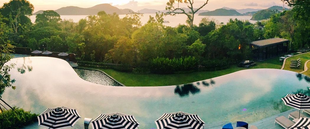 teren hotelu, basen, góry