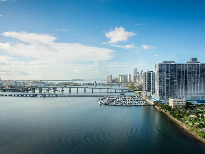 DoubleTree by Hilton Grand Biscayne Bay 4*