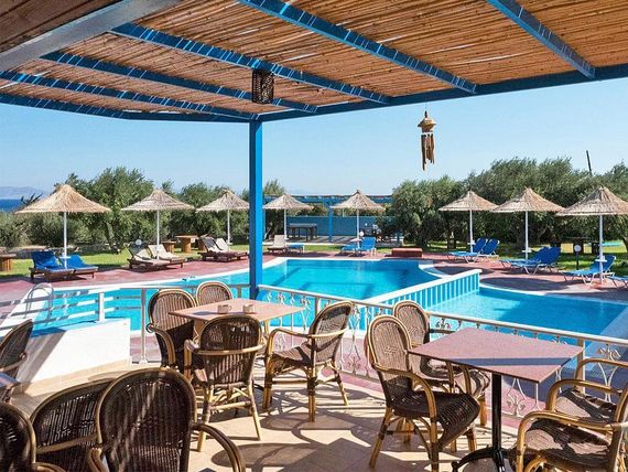 teren hotelu, basen, restauracja