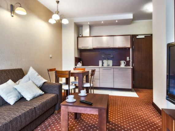 kuchnia / aneks kuchenny, apartament, pokój, teren hotelu, budynek główny