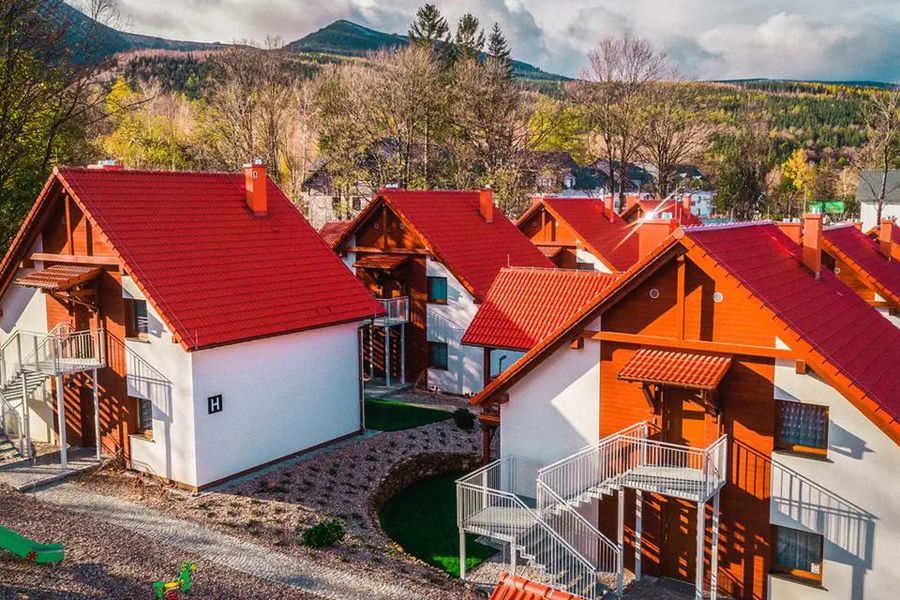 teren hotelu, plac zabaw, góry