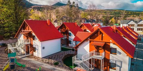 teren hotelu, plac zabaw, góry