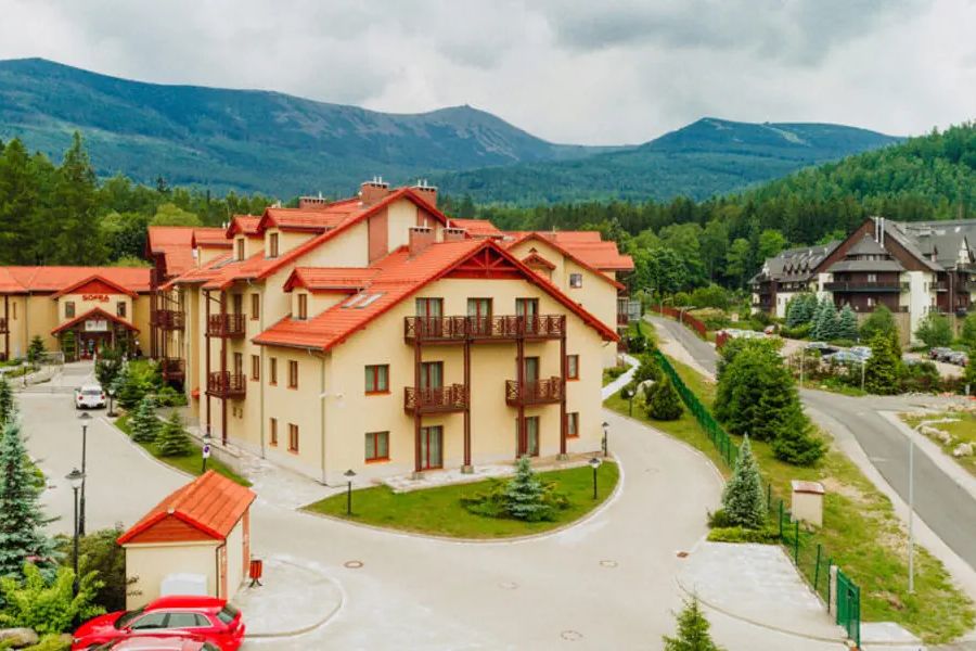 teren hotelu, góry, obiekt