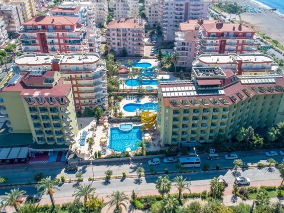 obiekt, teren hotelu