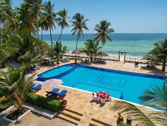 Teren, plaża i basen Sunny Palms Beach Bungalows
