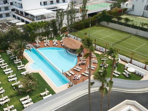 teren hotelu, basen, korty tenisowe