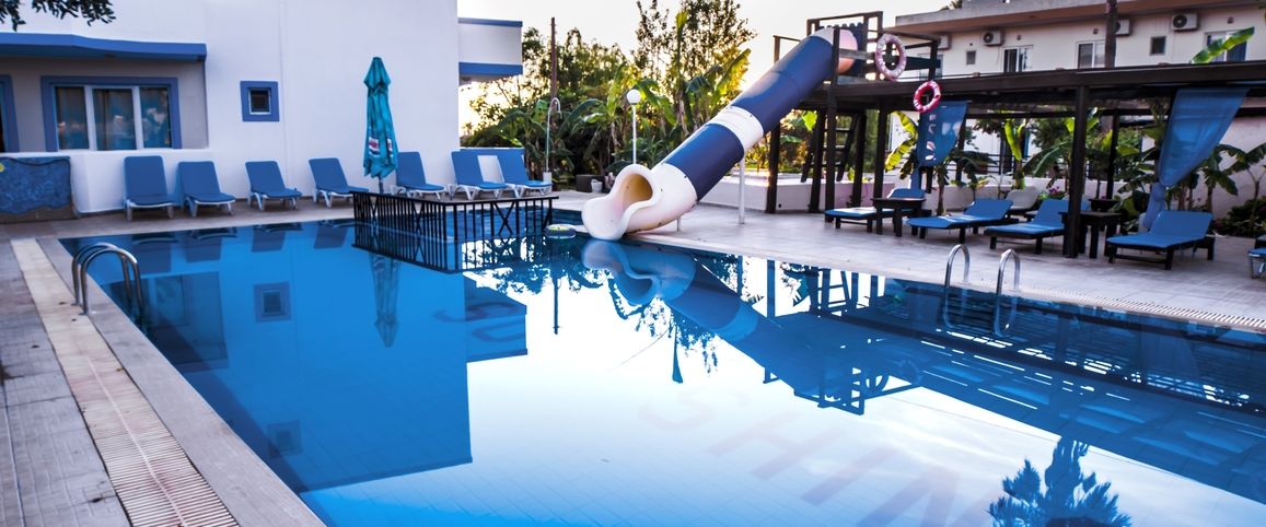teren hotelu, zjeżdżalnia, basen