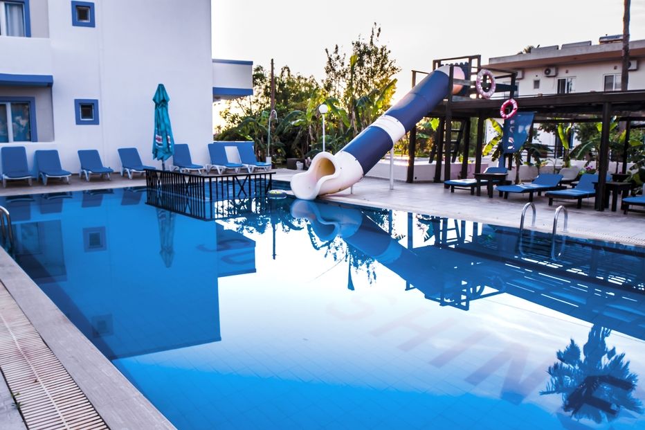 teren hotelu, zjeżdżalnia, basen