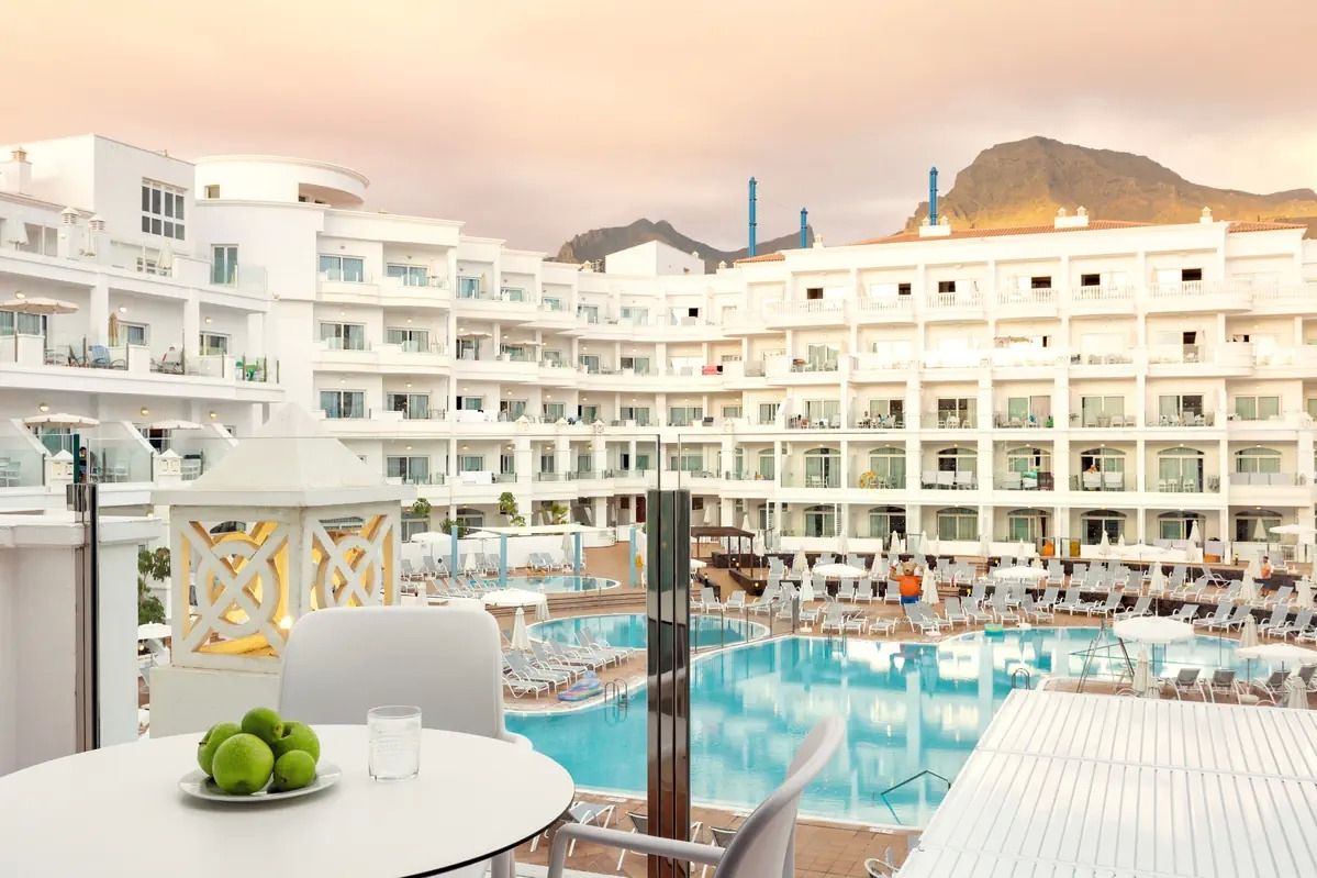 basen, teren hotelu, obiekt