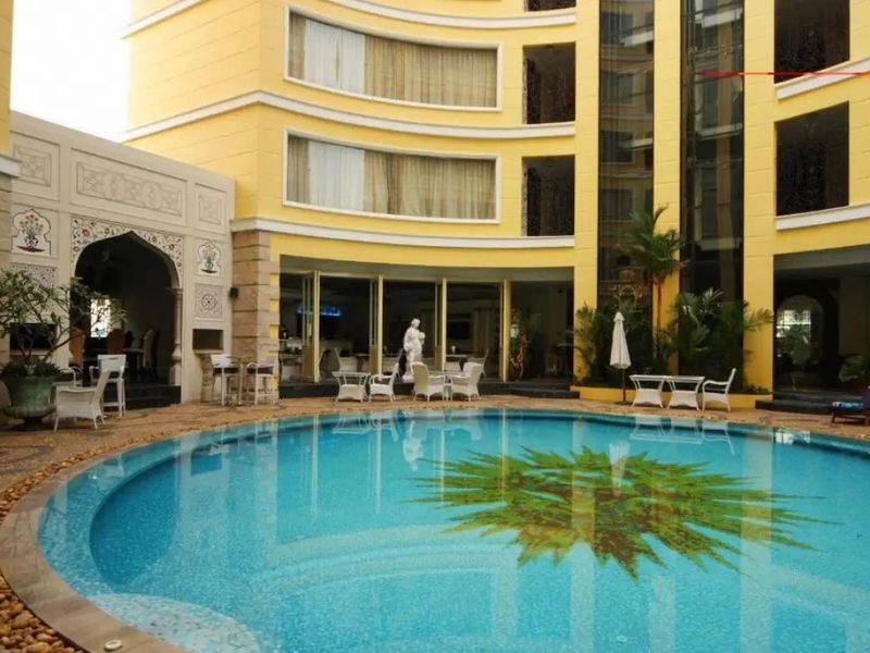 Four Seasons Place 4*