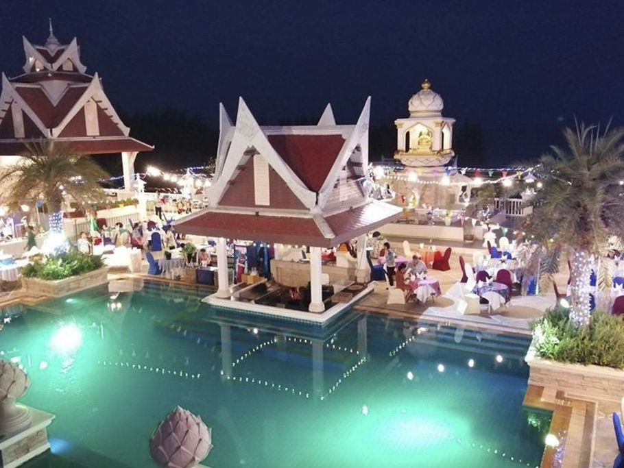 teren hotelu, basen, restauracja