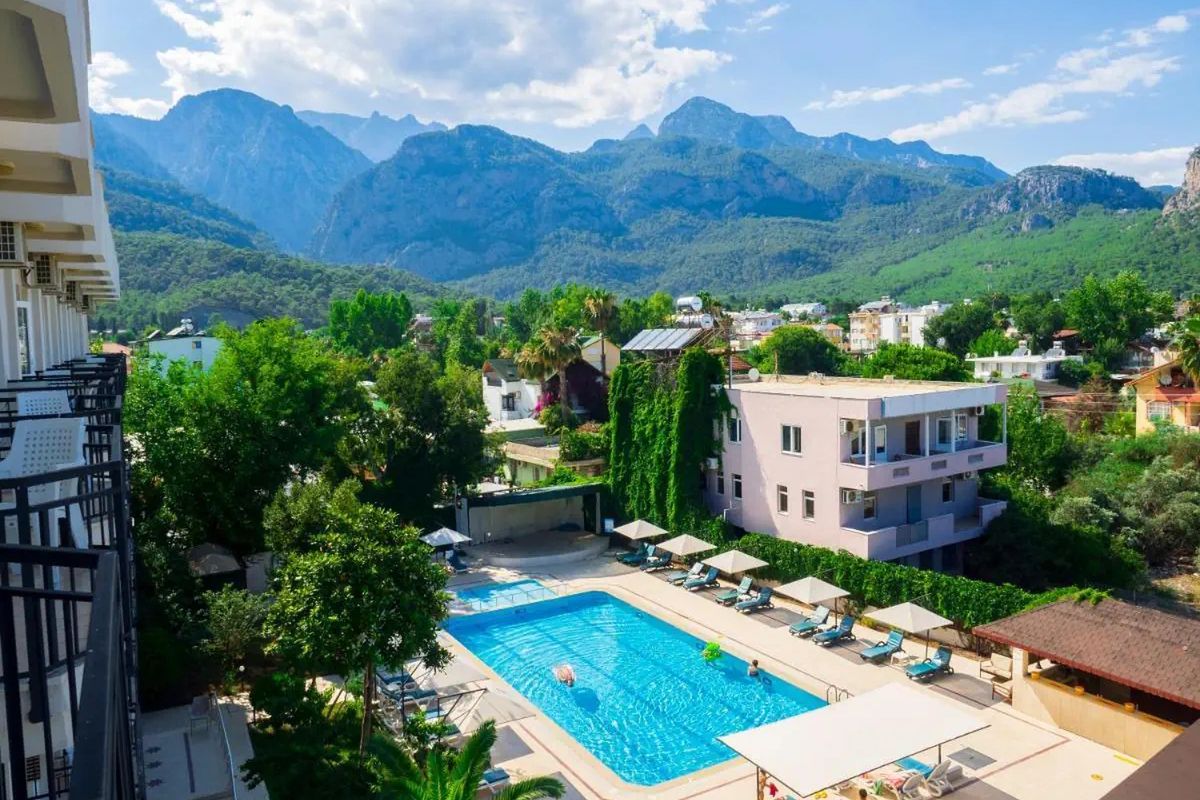 teren hotelu, basen, góry