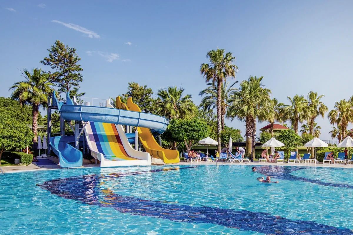teren hotelu, basen, zjeżdżalnia