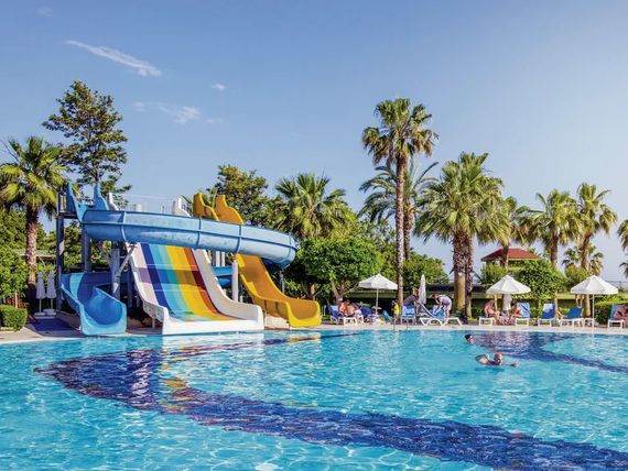 teren hotelu, basen, zjeżdżalnia