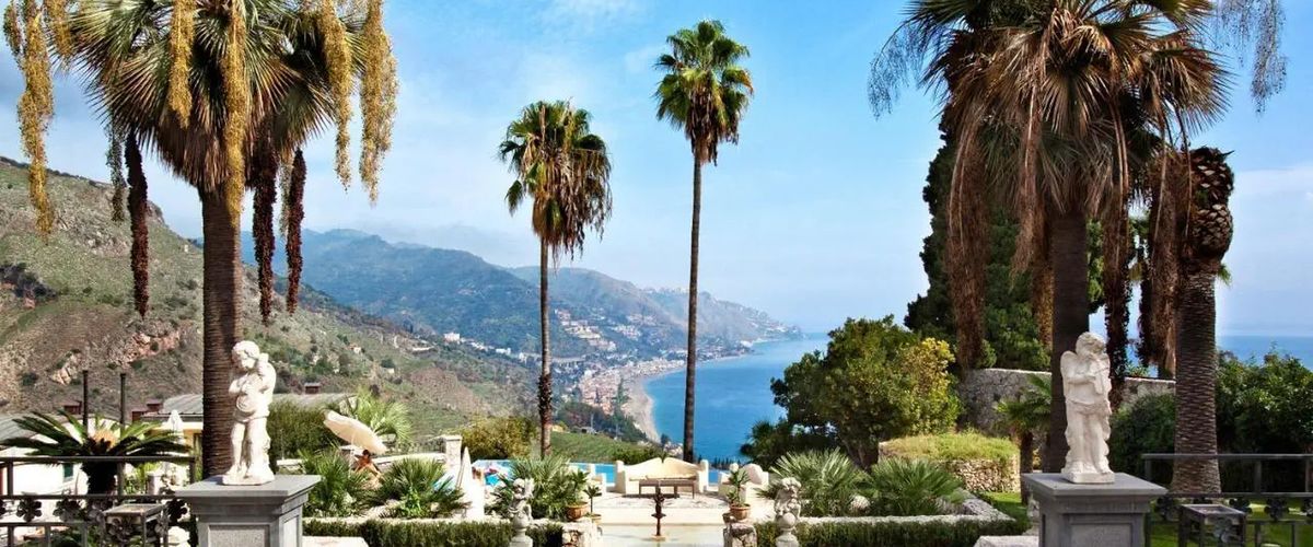 teren hotelu, basen, góry