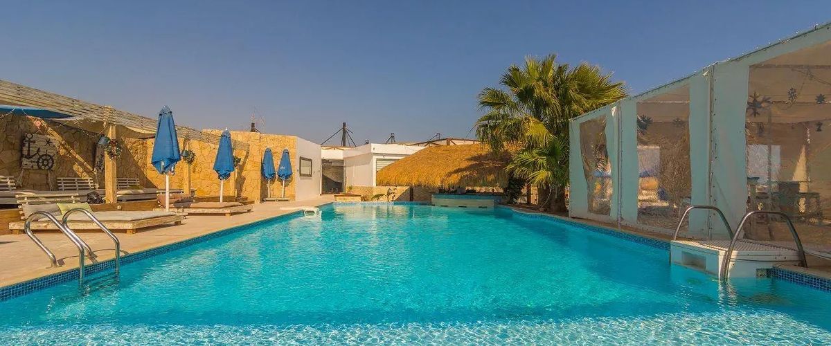 teren hotelu, basen, restauracja
