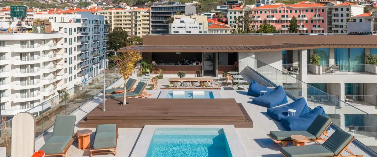 teren hotelu, basen, pool bar