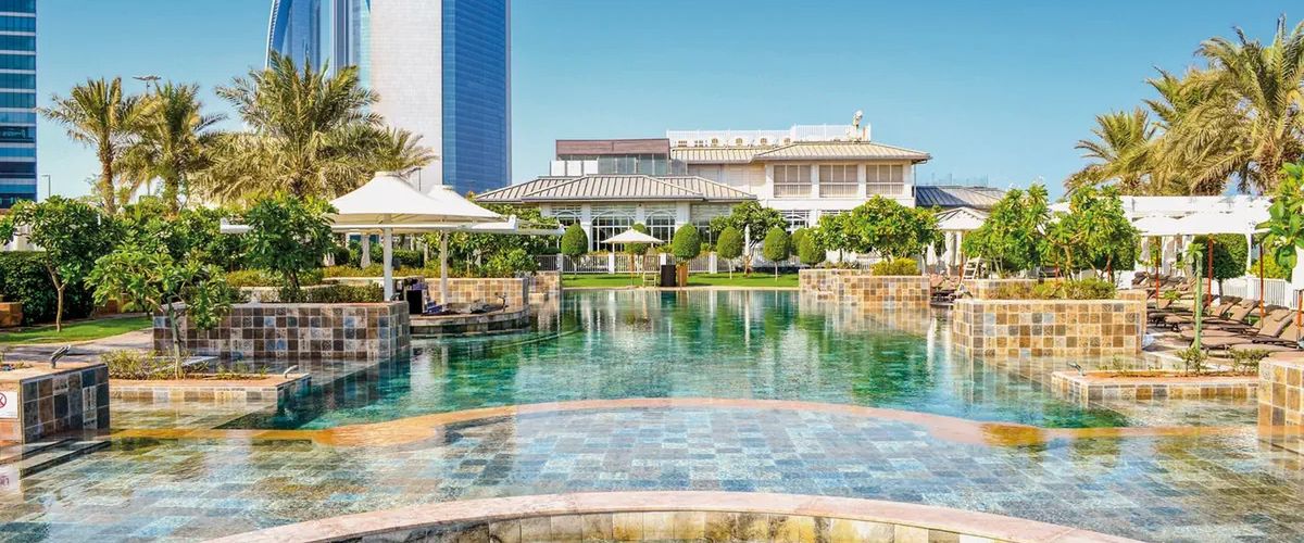 teren hotelu, basen, jacuzzi