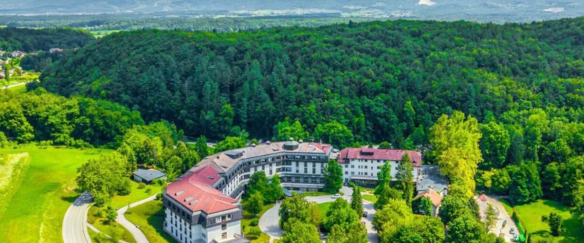 teren hotelu, budynek główny