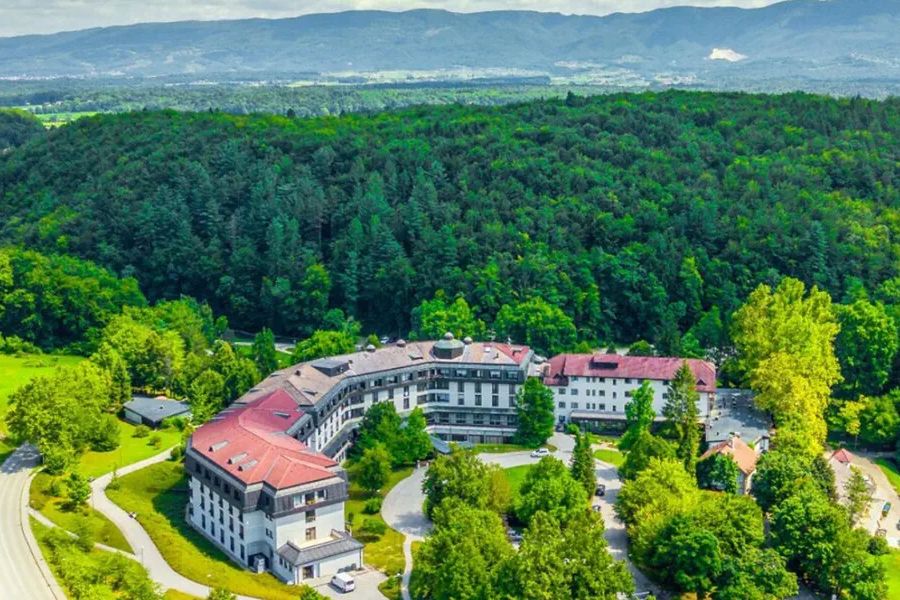 teren hotelu, budynek główny