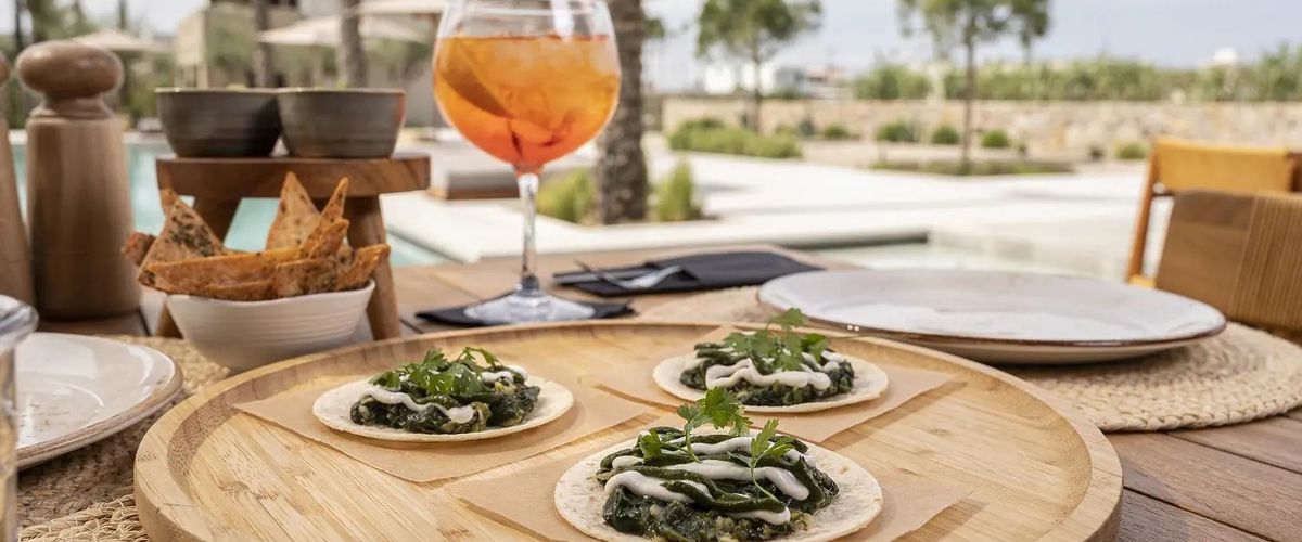 teren hotelu, basen, restauracja