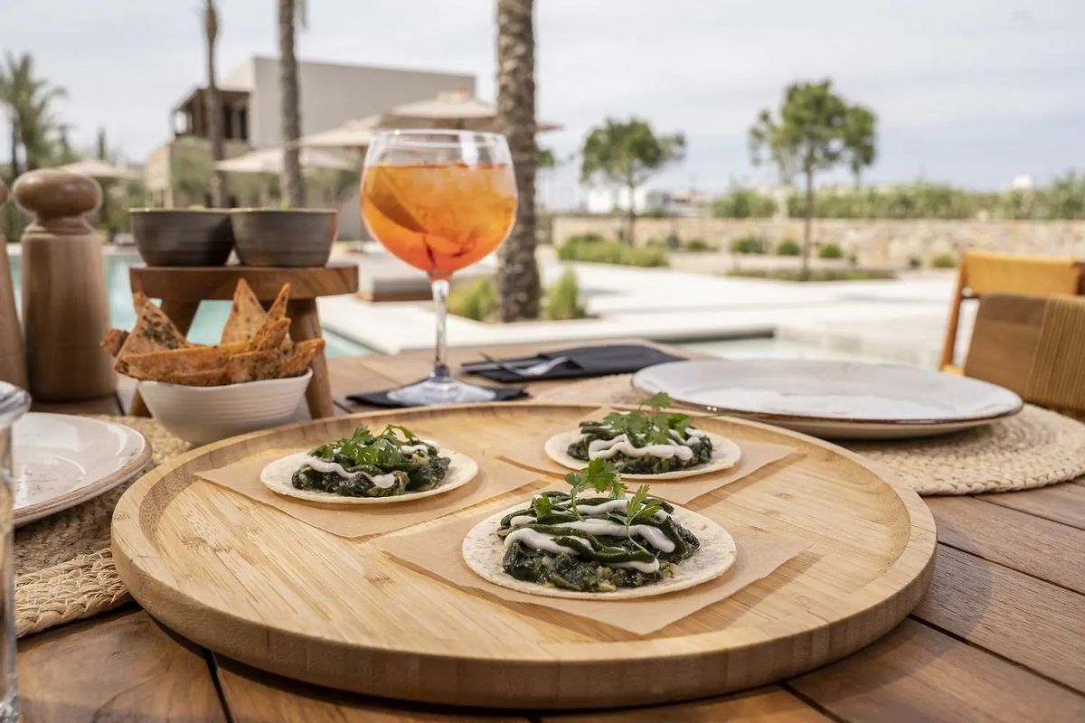 teren hotelu, basen, restauracja