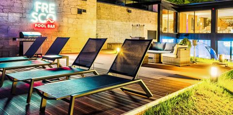 teren hotelu, pool bar