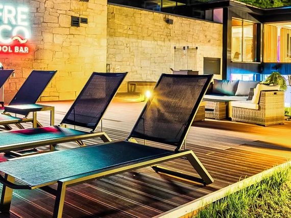 teren hotelu, pool bar