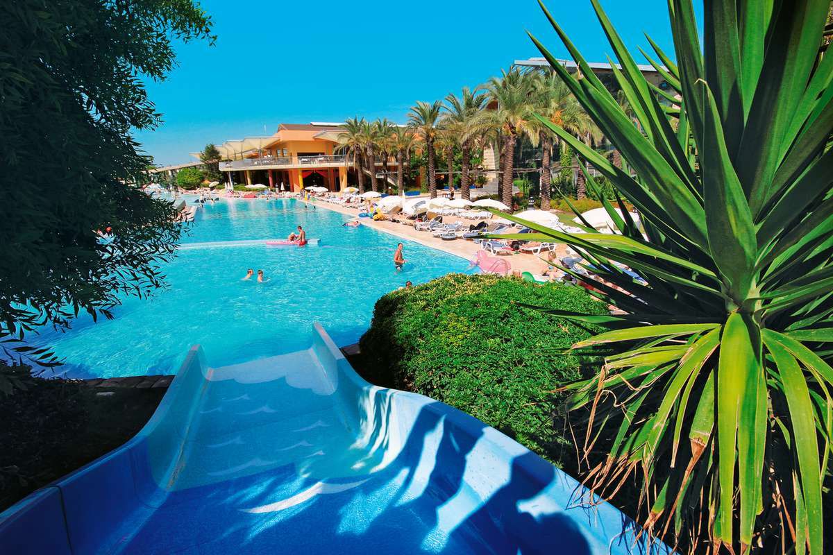 teren hotelu, basen, zjeżdżalnia