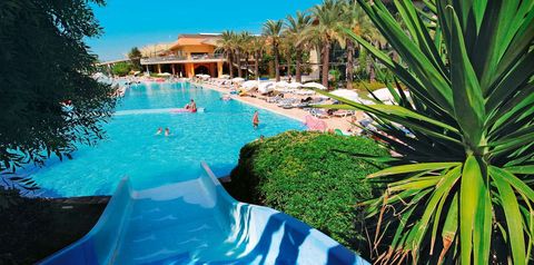 teren hotelu, basen, zjeżdżalnia