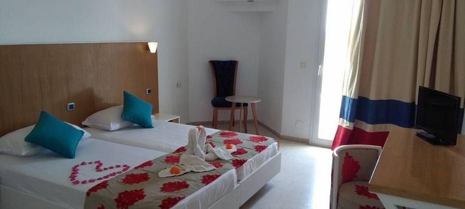 Daphne Club Skanes Beach